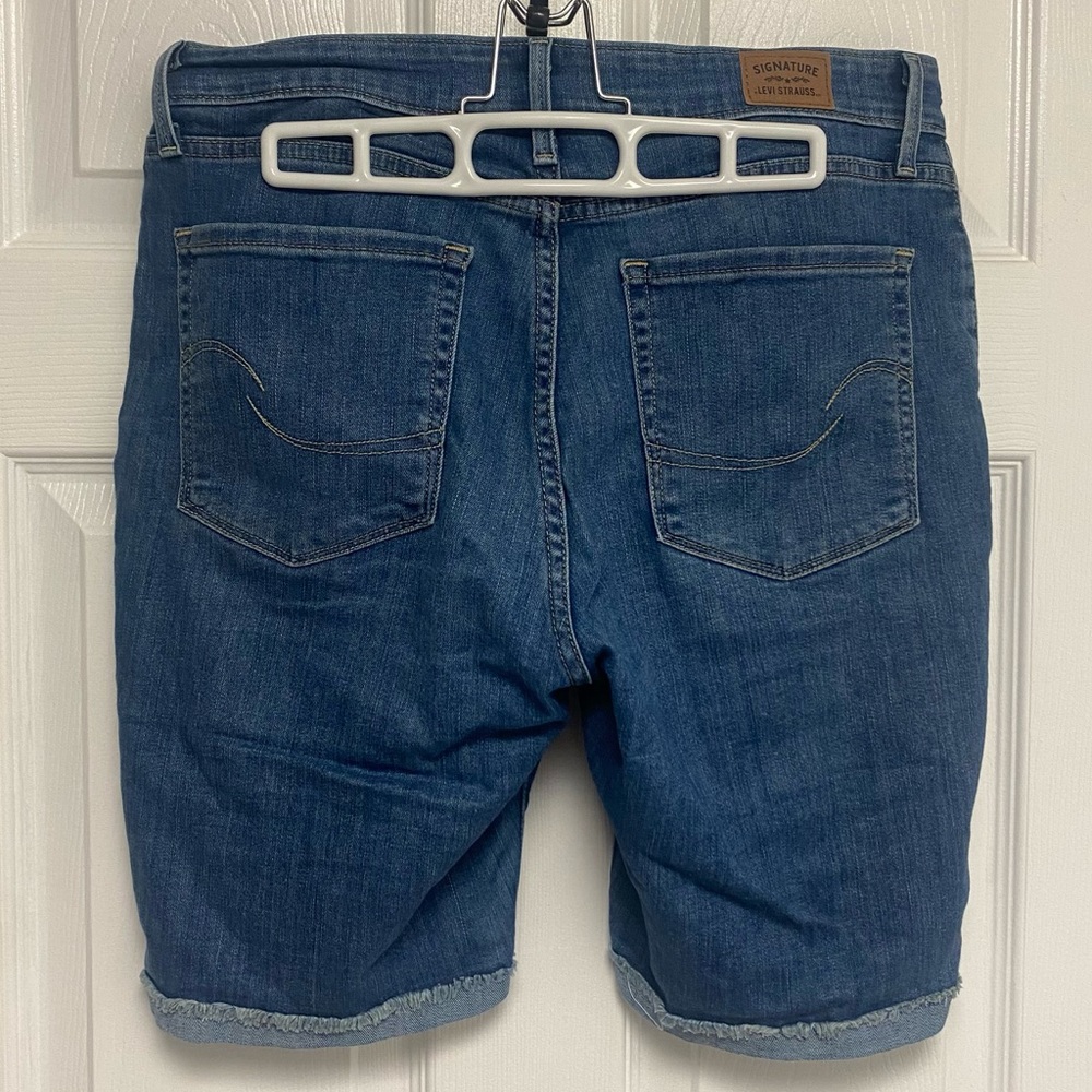 Levi Strauss Mid Rise Bermuda Shorts - Picture 2 of 2